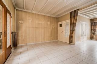 To renovate, spacious semi-detached house with lots of storage space! NewLine#The house is situated on a plot of 382 m2 with outbuilding and spacious...