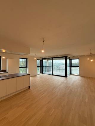 <p><span>Gelegen in de nieuwe stadswijk ‘KanaalPark’, in de groene stad aan het water Vilvoorde en vlakbij het centrum van Brussel, zijn wij verheugd dit verrassend ruime appartement met terras te koop aan te bieden. Dankzij de uitstekende bereikbaarheid en de vlotte verbinding met de belangrijkste invalswegen geniet u hier van een unieke combinatie van rust, groen en stedelijke dynamiek. </span></p><p><span>Dit energiezuinige appartement bevindt zich op de vijfde verdieping van de gloednieuwe residentie Nobel 1, die in 2023 werd gerealiseerd door de gerenommeerde projectontwikkelaar Virix en ontworpen door architecten Styfhals. </span></p><p><span>Met een bewoonbare oppervlakte van maar liefst 117 m² beschikt het appartement over een inkomhal met vestiaire, een gastentoilet, een volledig uitgeruste badkamer en een ruime leefruimte met een maximale lichtinval en directe toegang tot het terras met uitzicht over het Zeekanaal. Verder is er een volledig ingerichte keuken met aansluitend een praktische berging en zijn er twee volwaardige slaapkamers aanwezig.</span></p><p><span>Toekomstige bewoners kunnen bovendien genieten van een privatieve binnentuin en het 3-Fonteinenpark aan de overzijde van het kanaal. </span></p><p><span>Kortom, een ware opportuniteit voor wie energiezuinig, ruim, tijdloos en luxueus wenst te wonen op een toplocatie nabij Brussel. Kom zeker eens een kijkje nemen, u bent van harte welkom!</span></p><p><span>Alle appartementen zijn volledig afgewerkt, inclusief vloerverwarming, een volledig ingerichte keuken, sanitaire toestellen, parketvloeren, wandbetegeling en binnendeuren. Een parkeerplaats in de ondergrondse parkeergarage is optioneel aan te kopen voor €26.750 excl. btw. Er zijn zowel ondergrondse als bovengrondse fietsenstallingen voorzien, evenals praktische fietskluizen. Tevens uitermate geschikt als waardevaste vastgoedinvestering met opwaarts potentieel. Voor snelle beslissers!</span></p><p><span> </span></p><p><span> </span></p><p><span> </span></p>