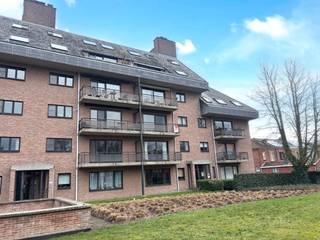 Bent u op zoek naar een ruim en lichtrijk appartement op een rustige en toch centrale locatie in Hasselt? Dit verzorgde appartement aan de Vlindersstraat 1 bus 8 biedt een ideale combinatie van comfort, ruimte en bereikbaarheid. Gelegen op wandelafstand van het bruisende stadscentrum geniet u hier van een rustige woonomgeving met alle voorzieningen binnen handbereik.Het appartement beschikt over een aangename leefruimte met veel natuurlijke lichtinval dankzij de grote raampartijen. Daarnaast zorgen de ruime indeling en praktische inrichting voor een comfortabel woongevoel. Winkels, restaurants, scholen en openbaar vervoer bevinden zich in de directe omgeving, terwijl ook de belangrijkste invalswegen vlot bereikbaar zijn. Hierdoor is deze woonst ideaal voor wie centraal wil wonen zonder in te boeten op rust en comfort.Indeling: Verdieping +2: -Ruime woonkamer met terras -Geïnstalleerde keuken -Twee slaapkamers -Badkamer met ligbad en douche-Apart toilet -Berging Troeven:- Centrale ligging- Instapklaar: Het appartement is onmiddellijk klaar voor bewoning.- energiezuinig De snelste manier om een bezoek te brengen aan dit appartement? Vraag je bezoek aan via de rode knop op onze website (www.dewaele.com). Telefonisch kunnen er geen afspraken gemaakt worden. Bij andere vragen kun je ons telefonisch contacteren via 011 30 50 50. Tot binnenkort!
