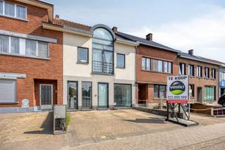 Investeringspand met 2 verhuurde appartementen – Bilzersteenweg, Hoeselt<br /><br />Op een uitstekende ligging tussen Bilzen en Hoeselt bieden wij dit appartementsgebouw met twee volledig verhuurde appartementen te koop aan. Een uitgelezen kans voor wie op zoek is naar een stabiele huurinkomst in een goed bereikbare regio.<br /><br /><strong>Gelijkvloers appartement (± 107 m²)</strong><br />Dit ruime gelijkvloerse appartement telt 2 slaapkamers en beschikt over een EPC-waarde van 431 kWh/m². Dankzij de indeling en ligging op het gelijkvloers kan dit pand desgewenst ook ingericht worden als handelsruimte, wat extra flexibiliteit biedt voor toekomstig gebruik.<br /><br /><strong>Appartement op de tweede verdieping (± 131 m²)</strong><br />Een groot en lichtrijk appartement met een gunstige EPC-waarde van 217 kWh/m². Dit ruime appartement biedt kwalitatief woonplezier op een toplocatie.<br /><br /><strong>Gemeenschappelijke troeven</strong>
<ul>
<li>Grote gedeelde kelderruimte</li>
<li>Toegang tot een ruime buitenplaats, ideaal in te richten als parking, bereikbaar via de Waartstraat</li>
<li>Bijkomend plaats voor 2 wagens aan de voorzijde van het pand</li>
</ul>
<br />Beide appartementen zijn momenteel verhuurd, wat een onmiddellijk rendement garandeert<br /><br /><strong>Ligging</strong><br />Gelegen op de Bilzersteenweg, op een centrale en gegeerde locatie tussen Bilzen en Hoeselt, vlot bereikbaar en met alle voorzieningen in de nabijheid.<br /><br />Interesse of meer info? Neem gerust contact met 0478 30 04 25 of michiel@vestio.com op voor een bezoek of de nodige documenten (EPC-attesten, huurcontracten).<br />