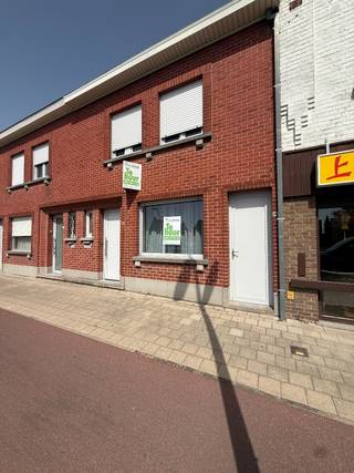 Deze volledig vernieuwde woning bestaat uit: inkomhal - zij-ingang - voorplaats - living - keuken - terras - tuin - tuinberging - wasplaats...