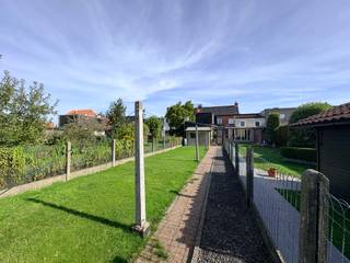 <p>Ontdek deze nette en goed onderhouden woning in Roeselare. Rustig gelegen en toch op korte afstand van het centrum en alle nodige voorzieningen. </p>
<p>De woning beschikt over een ruime zuidwest gerichte tuin, ideaal om volop te genieten van de zon en gezellige momenten buiten.<br />Een aangename woning met een mooie combinatie van rust, ligging en buitenruimte.<br />Zeker een bezoek waard!<br />Indeling:<br />gelijkvloers: inkom, woonkamer, keuken, wasplaats/berging, wc en douchekamer<br />verdiep: 2 slaapkamers<br />Troeven:</p>
<ul><li>centrale/rustige ligging</li><li>zuidwest gerichte stadstuin</li><li>netjes onderhouden woning</li><li>zolder mogelijk</li></ul>
Ook mogelijk om nr 17. bij aan te kopen.<br />Renovatieplicht van toepassing