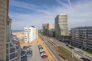 Op slechts enkele meters van het strand vind je deze instapklare penthouse in Oostende. Het appartement biedt een lichtrijke woonkamer met...