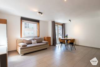 Dit leuke appartement bevindt zich in de recente residentie 'Mary Luz' te Nieuwpoort-Bad.<br />Door deze <strong>absolute topligging</strong> hoeft u geen straat over te steken om de Zeedijk te bereiken. De overige winkels bevinden zich eveneens <strong>op wandelafstand</strong>.<br /><br />De indeling is als volgt:
<ul>
	<li>Inkomhal;</li>
	<li>Afzonderlijk toilet;</li>
	<li>Mooie leefruimte met schuifraam naar het terras;</li>
	<li>Terras met <strong>prachtig zijdelings zeezicht</strong>;</li>
	<li>Open, volledig ingerichte keuken;</li>
	<li>Badkamer met wastafel en douche;</li>
	<li><strong>Volwaardige slaapkamer</strong> met plaats voor dubbel bed;</li>
</ul>
Extra troeven:

<ul>
	<li>Kelderberging <strong>inbegrepen</strong> bij aankoop;</li>
	<li><strong>Topligging</strong>;</li>
	<li>Gemeenschappelijke fietsenberging;</li>
</ul>
<br />Aarzel niet en kom snel langs voor een bezoek.