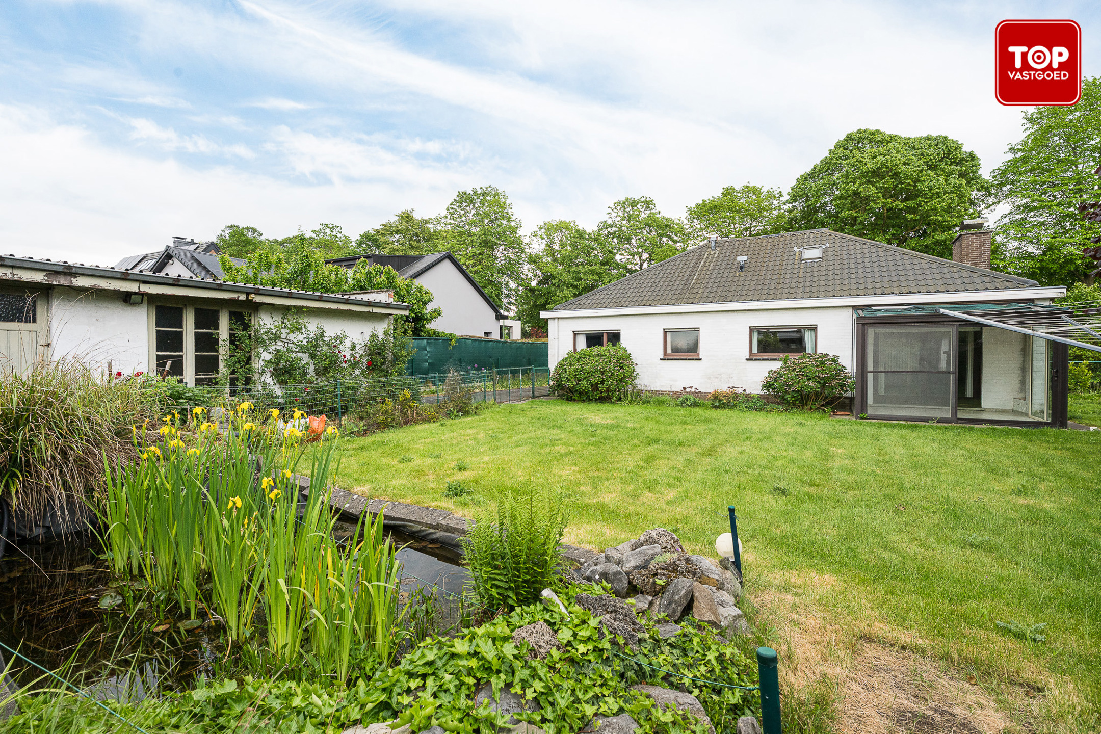 Te renoveren bungalow met charmante tuin op een toplocatie. - foto 4