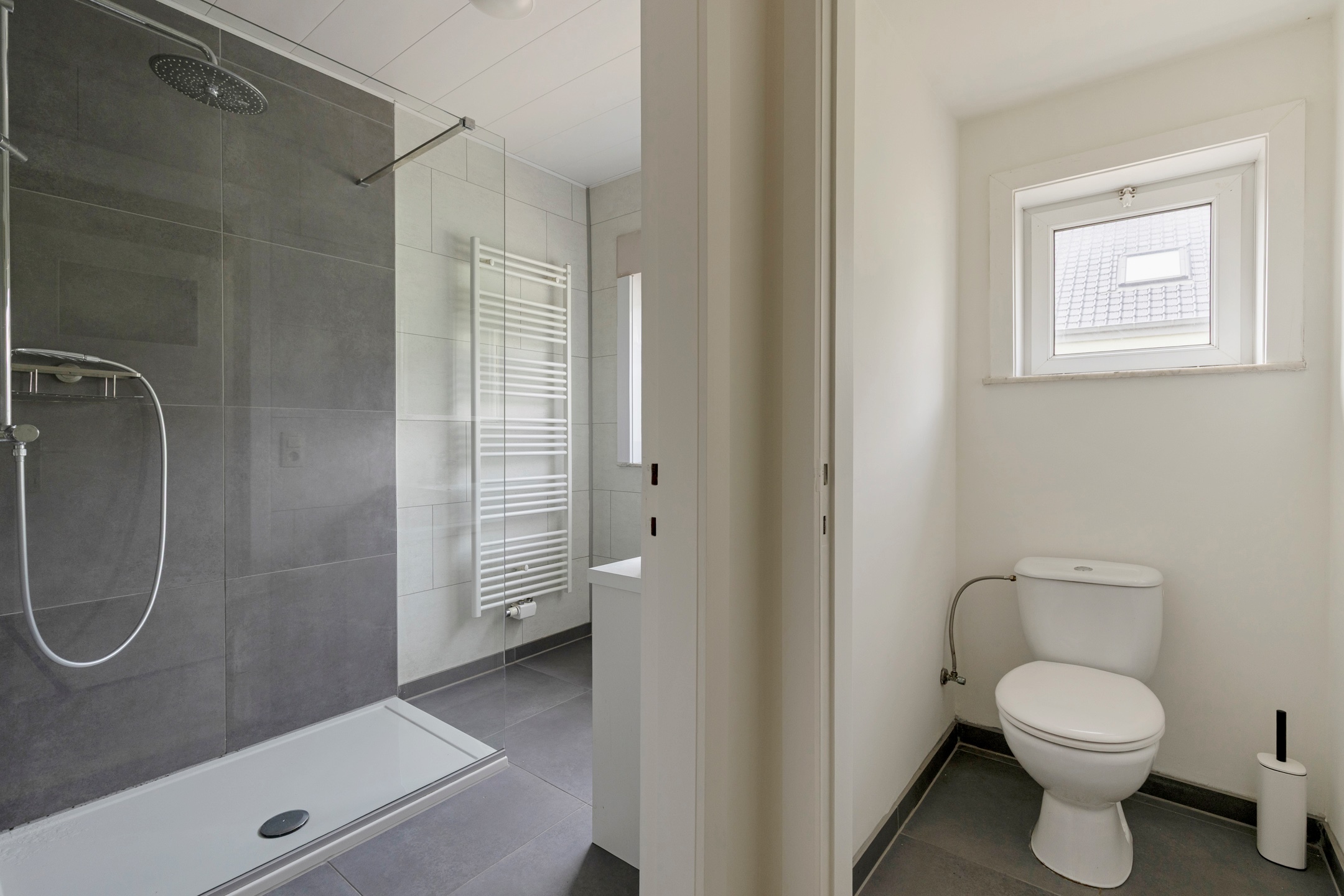 Vernieuwd 2-slaapkamer hoekappartement (98 m²) met garagebox - foto 5