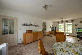 Deze energiezuinige woning op een perceel van 8 are 19 ca is gelegen te Sint-Huibrechts-Lille (Pelt). De woning bestaat uit een inkomhal voor, toilet apart, woonkamer, keuken, badkamer (douche/bad/ wastafel), 2 slaapkamers. Berging/wasruimte. Vaste trap naar boven, zolderruimte. Carport. Overkapping achterkant woonst. Garage. Stroom conform. Energielabel B. Gasketel van 2018. Rolluiken overal. Kortom een leuke/gezellige woning om ideaal te wonen. Voor meer info of een bezichtiging contacteer ons op 011/64 55 00 of info@vastgoedfransen.be.