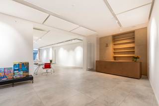 This multipurpose commercial space is centrally located in the historic city center. A large, tall display window provides access to a spacious and bright open space. The high ceilings with large windows at the front and rear enhance the feeling of space. The space has a comfortable kitchen, integrated in the bookcloset, with a utility room. The movable bar can be used in different ways. <br />The large basement provides extra storage space. There is also a toilet with handwasher. <br />An ideal space for a gallery/exhibition space or shop, but the space can also serve as an office.