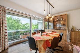 Verkoop op lijfrente, vrij bij overlijden van de verkoper.Boeket: 65.000 €.Lijfrente: €300/maand gedurende 20 jaarLijfrente – Licht appartement met vrij uitzicht, terrassen en kelder in het centrum van DoornikOp wandelafstand van het stadscentrum van Doornik en de Pont des Trous, ontdek dit aangename appartement in lijfrente, gelegen op de 7e verdieping van een goed onderhouden residentie. Met een oppervlakte van 63 m² biedt dit appartement veel lichtinval, een mooi vrij uitzicht op het park en aangename buitenruimtes. Het omvat een inkomhal, een comfortabele woonkamer met grote schuifpui en toegang tot een terras, een uitgeruste open keuken met eetruimte, een badkamer met douche en lavabo, evenals een slaapkamer met toegang tot een tweede terras. Het appartement beschikt eveneens over een private kelder in de ondergrond, centrale verwarming op stookolie, aluminium ramen met dubbele beglazing en vliegenramen, en een EPC C.Een zeldzame opportuniteit op de markt, ideaal gelegen en perfect als patrimoniale investering in lijfrente in het hart van Doornik. Troeven: Lijfrente Gegeerde ligging vlak bij het stadscentrum Vrij uitzicht op het park Zeer licht appartement 2 terrassen Private kelder in de ondergrond 7e verdieping 63 m² EPC C Aluminium dubbele beglazing met vliegenramen Interesse? Contacteer Agence Beguin voor meer informatie of om een bezoek in te plannen.