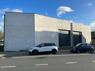 Deze recente KMO-unit van 246 m², inclusief één privatieve parkeerplaats, is uitstekend gelegen aan de Pantserschipstraat 50 in Gent, vlakbij de Wiedauwkaai en Zeeschipstraat.<br />Dankzij de onmiddellijke aansluiting op de R4 geniet u van een uitstekende bereikbaarheid.<br /><br />De unit is geschikt als magazijn, opslagruimte of atelier en is opgebouwd uit een betonstructuur met betonnen gevelpanelen. Verder beschikt het gebouw over een geïsoleerd steeldeckdak met lichtstraat en rookluik, een automatische sectionaalpoort, een polybetonvloer en drijfkracht. De volledig overspannen ruimte heeft een vrije hoogte van circa 6 meter, waardoor ze optimaal inzetbaar is voor diverse bedrijfsactiviteiten.<br /><br /><strong><u>Algemene info:</u></strong>
<ul>
	<li>Gelegen in een zone voor zeehavengerelateerde activiteiten.</li>
	<li>Onmiddellijk beschikbaar</li>
	<li>De huurprijs is exclusief btw, onroerende voorheffing, gemeenschappelijke kosten en privatieve kosten.</li>
	<li>Er is momenteel een houten mezaninne aanwezig in het gebouw, welke eventueel kan overgenomen worden. (foto's van voor 1ste ingebruikname)</li>
	<li>Huurprijs 1.490 € (excl. 21 % BTW)</li>
</ul>
Interesse in deze uitstekend gelegen bedrijfsunit? Contacteer Thomas (0475 32 51 89) gerust voor meer informatie of een bezoek ter plaatse.