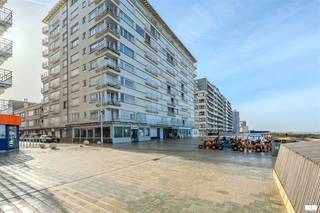 Welkom in dit fantastische appartement gelegen in het hart van Middelkerke, een ideale locatie voor wie geniet van de kust- en strandlevensstijl. Dit ruime en goed onderhouden appartement biedt alles wat u nodig heeft voor comfortabel wonen.De woonkamer is licht en uitnodigend, uitgerust met een gezellige zithoek en een ruime eetruimte, perfect voor familiemomenten en gasten. De aanwezigheid van een smaakvolle open haard voegt extra warmte en gezelligheid toe.De slaapkamers zijn praktisch ingedeeld en voorzien van voldoende opbergruimte. Een van de kamers beschikt over een comfortabel tweepersoonsbed, terwijl andere kamers flexibel ingedeeld kunnen worden volgens uw behoeften, inclusief ruimte voor stapelbedden.De moderne badkamer is volledig uitgerust met een inloopdouche, spiegelkast en alle nodige voorzieningen. De keuken is functioneel ingericht en biedt genoeg werkruimte voor dagelijks gebruik.Een bijzonder voordeel van dit appartement is de toegang tot een balkon met uitzicht, ideaal voor het genieten van frisse zeelucht.Dit appartement combineert comfort, bereikbaarheid en een prime locatie aan zee.