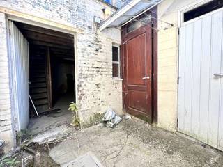 <p>Te renoveren woning met potentieel, goedgelegen op wandelafstand van CENTRUM Ronse. <br />Veel potentieel, ideaal voor handige harry's, of investeerders. Reeds opgemaakte renders en plannen beschikbaar.</p><p>INDELING: voorplaats, leefruimte, keuken, terras, badkamer en 2 slaapkamers.</p><p>Bezoek na afspraak met IMMO BEGUIN: info@immobeguin.be</p>