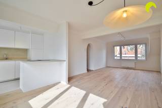 <p><span>In het centrum van Kontich bieden wij u dit gerenoveerde duplex appartement (103m²) aan met 2 slaapkamers, 2 kelders en een zuidgericht terras. Het gebouw, dat dateert van 1960, heeft een volledige renovatie ondergaan. Het appartement dat wij u aanbieden bevindt zich op de tweede en derde verdieping. Er is geen lift! Inclusief in de prijs twee kelderbergingen (met aansluiting wasmachine).<br />Gelegen in de directe nabijheid van winkels, scholen, openbaar vervoer en verbindingswegen. Tevens vindt u het centrum op wandelafstand.<br /><br /></span></p><p><span>Het appartement beschikt overal over dubbele beglazing met pvc schrijnwerk. De centrale verwarming verloopt op gas (condensatie - Bosch) en de elektriciteit is conform de voorschriften van het AREI.<br />Aan het gebouw zijn momenteel geen aanstaande kosten. Het dak werd vernieuwd en voorzien van isolatie. Na controle werd het appartement gecategoriseerd als "asbestveilig".</span></p><p><span> </span></p><p><span>Indeling:</span></p><p><span> </span></p><p><span>We betreden het appartement via de centrale inkomhal. Hier is voldoende ruimte voor een vestiaire en bevindt zich een apart gastentoilet. </span></p><p><span>We lopen verder door en bereiken de ruime en lichte leefruimte op parket. De keuken werd deels geïntegreerd in de woonkamer en beschikt over alle comfort. Vanuit de keuken is er toegang naar het zuidgerichte terras. </span></p><p><span>Er zijn twee volwaardige slaapkamers die verbonden worden door de vernieuwde badkamer met inloopdouche.</span></p><p><span>Op de derde verdieping is er een derde (slaap)kamer die dienst kan doen als bureau. Er is ook een grote berging onder het dak.</span></p><p><span>Er is geen syndicus in het gebouw. Aparte meters voor water, gas en elektriciteit.</span></p><p><span> </span></p><p><span>Graag som ik voor u nog even de troeven op van dit gerenoveerd appartement met terras:</span></p><p><span> </span></p><ul><li><span>Klein en goed onderhouden gebouw, zonder aanstaande kosten (dak reeds voorzien van isolatie).</span></li><li><span>Overal dubbele beglazing met pvc schrijnwerk, asbestveilig en elektriciteit conform.</span></li><li><span>Badkamer en keuken volledig vernieuwd.</span></li><li><span>Twee volwaardige slaapkamers + 3e (slaap)kamer/bureau</span></li><li><span>Inclusief 2 kelderbergingen</span></li></ul><p><span> </span></p><p><span>EPC: 250 kWh/m²/jaar (C-label)<br />P-score: A, G-score: A</span></p><p><span> </span></p><p><span>Voor een bezoek ter plaatse kan u ons contacteren op het nummer 03 449 42 41 of mailen naar </span><span><span>hallo@habicom.be</span></span><span>.</span></p><p><span>Benieuwd naar de waarde van uw woning? Check het gratis op </span><span><span>www.watismijnhuiswaard.be</span></span><span>.</span></p><p><span> </span></p>