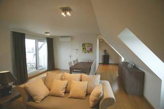 Prachtig Dakappartement met 2 slaapkamers en zuidgericht TERRAS op een uitstekende ligging nabij het centrum van Roeselare. Centraal gelegen dichtbij diverse winkels, openbaar vervoer en op wandelafstand van de Markt. Een ruime en energiezuinige woongelegenheid + Kwalitatieve afwerking en inrichting.   **  + Energielabel B!  **  + Airco en lift aanwezig!  **  + Uitstekende mobiscore  9,2 op 10!  **    **  Omvat een inkom met vestiaire, ruime living met massief eiken parket en een volledig ingerichte open keuken, berging met voorziening wasmachine, 2 slaapkamers, badkamer met ligbad, 2 kelderbergingen met rekken en een zuidgericht terras met uitzicht  **  #leukwonen #roeselare  **    **  Beschikbaar  1 januari 2026