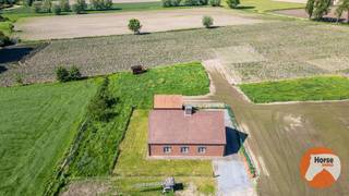 EERSTE BEZOEKDAG ZATERDAG 20 JUNI 2026 VAN 13U TOT 15U (ENKEL OP AFSPRAAK!!)<br /><br />GENT - Instapklare woning op 51are<br /><br />Bent u op zoek naar een woning met veel leefruimte én een groot perceel? Dan is deze instapklare eigendom in Gent absoluut een bezoek waard.<br /><br />De woning verwelkomt u via een inkomhal met apart gastentoilet. Op het gelijkvloers bevinden zich een gezellige woonkamer, een functionele keuken, berging, wasplaats, een slaapkamer en een badkamer, waardoor gelijkvloers wonen perfect mogelijk is.<br />Op de verdieping vindt u nog vier volwaardige slaapkamers, ideaal voor een groot gezin, thuiswerk of hobbyruimte.<br /><br />Buiten geniet u van een indrukwekkend perceel van maar liefst 51 are, dat tal van mogelijkheden biedt voor wie houdt van ruimte, tuinieren of het houden van dieren. Daarnaast beschikt de eigendom over een aparte garage van 30 m².<br /><br />Met een EPC-label C biedt deze woning bovendien een goede energieprestatie.<br /><br />Troeven:<br />- Instapklare woning<br />- Perceel van 5.100 m² (51 are)<br />- 5 slaapkamers<br />- Slaapkamer en badkamer op het gelijkvloers<br />- Aparte garage van 30 m²<br />- EPC C<br />- Ideaal voor dierenliefhebbers en liefhebbers van rust en ruimte<br /><br />Een unieke kans voor wie landelijk wil wonen met alle comfort binnen handbereik. Contacteer ons vandaag nog voor een bezoek 053/60.65.66<br /><br />De vermelde prijs is een richtprijs. Na ontvangst van de biedingen zal de verkoper beslissen of hij/zij de eigendom verkoopt aan het beste bod. De richtprijs is aldus niet bindend voor de verkoper. Voor meer info kunt u ons contacteren of het reglement raadplegen op onze website.