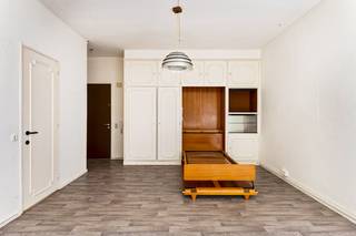 Deze charmante studio is gelegen in de Zonnewijzerstraat, een rustige en aangename straat die uitkomt op het Harmoniepark. Dankzij de uitstekende ligging geniet u van een vlotte bereikbaarheid met het openbaar vervoer, nabijheid van winkels, belangrijke invalswegen en een ruim aanbod aan restaurants en cafés.<br /><br />De studio bevindt zich op de bovenste en vierde verdieping en is bereikbaar via een inkomhal met praktische vestiairekast en een apart toilet. De leefruimte is bijzonder lichtrijk dankzij de grote ramen, die bovendien een mooi zicht bieden op het omliggende groen. De ruimte is functioneel ingericht met ingebouwde kasten en een handige uit plooibaar murphy bed.<br /><br />Aansluitend vindt u de kitchenette, uitgerust met een spoelbak, koelkast en voldoende opbergruimte in boven- en onderkasten. Vanuit de kitchenette heeft u toegang tot het aangename terrasje, dat zuidoost georiënteerd is.<br /><br />De badkamer is voorzien van een lavabo en een ligbad met douchesproeier.<br /><br />Deze studio is zowel een uitstekende investering als een ideale woonoplossing voor studerende kinderen of starters die een plek in de stad zoeken.<br /><br />Troeven:<br />+ Geen bovenburen<br />+ Conforme elektriciteit<br />+ Asbestveilig<br />+ Lichtrijke studio met groen zicht<br />+ Vlot bereikbaar<br /><br />Interesse? Neem gerust contact op met VB Vastgoed via 03 337 50 70 of via info@vbvastgoed.be.