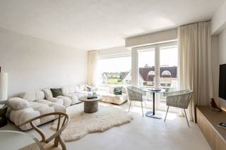 Prachtig appartement volledig gerenoveerd op een toplocatie op de Kustlaan, vlakbij de minigolf.
Indeling: inkomhal met gastentoilet en vestiaire. 
Heel lichtrijke ruime woon- en eetkamer met kastenwand en toegang tot het Zuidgerichte terras genietend van open zichten. 
Open geïnstalleerde keuken voorzien van alle apparatuur.
Berging met aansluiting voor wasmachine en droogkast.
Masterbedroom met ingemaakte kasten, douchekamer. 
2de ruime slaapkamer met douchekamer en ingemaakte kasten en apart toilet.
3de slaapkamer voor stapelbed.
Privatieve kelder. Gemeenschappelijke fietsenberging.
Mogelijkheid tot aankoop van garagebox in een residentie vlakbij.

