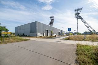 <p><span>De nieuwe bedrijvencampus <strong>"MIJNPARK"</strong> is gelegen op het industrieterrein Centrum-Zuid vlakbij de op- en afrit 29 van de E314 (Aken - Heerlen - Brussel), in het hart van Limburg.<br /><br />Op dit voormalig mijnterrein worden <strong>30</strong> duurzame en kwalitatieve KMO-units/showrooms/kantoren gebouwd met het oog op energie-efficiëntie. </span><span>Een combinatie van polyvalente en compacte panden zorgt voor een verscheidenheid aan oppervlaktes, gaande <strong>van 150m² tot 1900m²</strong>. <br /></span></p>
<p>Duurzaamheid staat centraal op deze bedrijvencampus. Duurzaamheid in de realiteit brengen is een complex verhaal, dat je niet met één modewoord kan vatten. <span>Om de ambitie van de ontwikkelaar kracht bij te zetten, zullen de gebouwen van de Mijnpark Bedrijvencampus </span><strong>BREEAM-gecertificeerd</strong><span> zijn. Dit internationaal systeem meet, beoordeelt en quoteert de duurzaamheid van de gebouwen, en houdt daarbij rekening met een 90-tal parameters. </span>Om hieraan te voldoen zijn alle panden voorzien van alle <strong>technieken.</strong><br /><br /><span>Deze unit heeft een oppervlakte van <strong>477m²</strong> op een terrein van <strong>702m²</strong> en heeft <strong>vier </strong>parkeerplaatsen voor de deur. De units worden instapklaar opgeleverd, voorzien van alle technieken zoals <strong>elektriciteit, LED-verlichting, verwarming, warmtepomp en zonnepanelen.</strong><br /><br />KENMERKEN UNIT:<br />- oppervlakte: <strong>477m²</strong><br />- parkeerplaatsen: 4<br />- staalstructuur met geïsoleerde wanden en dak<br />- sectionaalpoort 4m x 4m<br />- technieken: elektriciteit, LED-verlichting, verwarming, warmtepomp en zonnepanelen<strong><br />Optioneel kan er nog 50 of 100m² afgewerkte kantoren voorzien worden!</strong><br /></span><strong><br /></strong><span>Kortom, een ideale ontwikkeling voor ondernemers die op zoek zijn naar een kwalitatieve werk- of opslagplaats en daarbij belang hechten aan een goede locatie en duurzame gebouwen met uitstraling. </span><br /><span><br />Meer info: +32 (0)11 39 90 50 of info@jansenrealestate.be.</span></p>