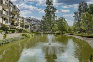 <strong>Riant appartement van 196m² met 4 slaapkamers, 2 badkamers en een schitterend terras te midden van groen en waterpartijen in Residentie "De Gulden Sporen". Deze residentie is volledig omheind met 2 automatische toegangspoorten, is ideaal gelegen ten opzichte van het centrum van Turnhout, de jachthaven, openbaar vervoer en alle openbare voorzieningen en biedt schitterende wandel- en fietsmogelijkheden langs het kanaal. Zeer gunstige EPC-score van 135 kWh/m²/jaar en asbestveilig. <span>De vraagprijs is inclusief een ondergrondse autostaanplaats ter waarde van 20.000 EUR.</span></strong><br /><br /><span>Indeling van het appartement: </span><br />De lift brengt u naar de 3e verdieping, waar de hal gedeeld wordt met slechts 1 ander appartement. We betreden dit appartement via een ruime inkomhal met daar het gastentoilet met handenwasser en voldoende ruimte voor een vestiairekast. Dubbele glazen deuren geven toegang tot de schiffterende leefruimte. Deze baadt in het natuurlijk daglicht dankzij de grote raampartijen, en is opgedeeld in een eetkamergedeelte, meerdere zithoeken en een open keuken. Het terras heeft een uniek uitzicht over de aangelegde parktuin met vijverpartij. <br /><br />De keuken is voorzien van veel kastruimte, een natuurstenen werkblad en kwaliteitstoestellen (dubbele spoelbad, vaatwasser, kookplaat op gas, ingebouwde oven en ingebouwde ijskast). Er is bovendien nog ruimschoots plaats voor een ontbijttafel. <br /><br />Er zijn 4 volwaardige slaapkamers (14m² - 14m² 11m² en 11m²) en 2 nette badkamers. De hoofdbadkamer is voorzien van hoekbad, de 2e badkamer is voorzien van een douchekamer en 2e toilet. <br /><br />Tot slot is er nog een praktische berging met daarin voldoende opbergruimte, de aardgasketel en de aansluitingen voor de was- en droogmachine. <br /><br /><span><strong>Inclusief een ondergrondse autostaanplaats (nummer SB 38) ter waarde van 20.000 EUR.</strong></span><br />
<p><span>Bijzonderheden<br /></span>- Gelegen in afgesloten domein met toegangspoorten<br />- Lift aanwezig <br />- Omringd door een grote gemeenschappelijke parktuin met vijverpartijen<br />- Verwarming op aardgas met radiatoren (recente HR top ketel) <br />- Asbestveilig<br />- Zeer gunstige EPC-score van 135 kWh/m²/jaar <br />- Volledig voozien van dubbele beglazing met vliegenramen <br />- Gemeenschappelijke fietsenstandplaats<br />- Gemeenschappelijke sorteercontainers <br />- Ideale oriëntatie van het terras en de leefruimtes op het Zuiden<br />- Videophonie <br />- Gemeenschappelijke kosten: € 243 / maand inclusief tuinonderhoud en verzekering</p>
Neem zeker al eens een kijkje in het appartement via het interactief grondplan: http://deboerenpartners.virtimmocontent.be/start-visit/4708
