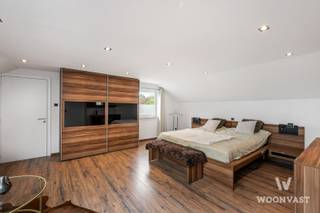 In de rustige Klaverbeekstraat 13 in Waasmunster vindt u deze ruime en energiezuinige gezinswoning waar comfort, ruimte en buitenleven perfect samenkomen.<br /><br />Met 325 m² bewoonbare oppervlakte, een perceel van 891 m², 5 slaapkamers en 2 badkamers biedt deze woning alle ruimte voor grote gezinnen, nieuw samengestelde gezinnen, thuiswerkers of wie graag extra comfort wenst. Dankzij slaapkamers en badkamers zowel op het gelijkvloers als op de verdieping is de indeling bovendien bijzonder praktisch en toekomstgericht.<br /><br />De tuin vormt een echte verlenging van de woning. Hier geniet u van een verwarmd zwembad op aquapanelen, een sfeervolle buitenkeuken en een ruime overkapping met screens. Ideaal voor lange zomeravonden, etentjes met vrienden en een dagelijks vakantiegevoel in eigen tuin.<br /><br />Ook energetisch scoort deze woning sterk dankzij EPC-label A, 32 zonnepanelen, warmtepomp en airco’s. Daarnaast beschikt de woning over een infraroodcabine voor 3 personen, een grote garage met extra bergruimte en een kruipkelder als bouwtechnische troef.<br /><br />De ligging is rustig en kindvriendelijk, met een vlotte verbinding richting Gent, Antwerpen en Sint-Niklaas.<br /><br />Een woning waar ruimte, comfort en energiezuinig wonen hand in hand gaan.<br /><br />De woning wordt op de markt gebracht met een instelprijs van € 669.000<br /><br />Benieuwd naar deze ruimte gezinswoning?<br />Contacteer mij voor meer info of een bezoek.<br /><br />0493 72 43 26<br />alexander@woonvast.be<br />www.woonvast.be