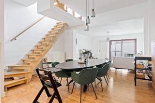 Welkom in deze charmante en instapklare woning, ideaal gelegen nabij de belangrijkste in- en uitvalswegen. Dankzij deze gunstige ligging geniet je van een uitstekende bereikbaarheid richting Schoten-centrum, Antwerpen en de omliggende gemeenten. Zowel voor jonge gezinnen als voor koppels of alleenstaanden biedt deze woning een perfecte mix van comfort, ruimte en locatie.<br /><br />Indeling: Bij het betreden van de woning kom je binnen in een verzorgde inkomhal op tegelvloer met vestiaire, ideaal om jassen en schoenen netjes op te bergen. De gezellige leefruimte sluit naadloos aan op de open, volledig geïnstalleerde keuken, uitgerust met moderne toestellen en voldoende opbergruimte. Een groot schuifraam zorgt voor veel natuurlijk licht en geeft toegang tot het aangename terras. Achteraan bevinden zich een praktische wasplaats en een apart gastentoilet met handenwasser.<br /><br />Eerste verdieping: Op de eerste verdieping tref je een ruim zonneterras van maar liefst 21 m² — een heerlijke plek om te ontspannen of gezellig te tafelen. Verder vind je hier de stijlvolle badkamer, uitgerust met dubbel lavabomeubel, ligbad, inloopdouche en toilet. De eerste slaapkamer (18,6 m²) biedt meer dan voldoende ruimte en lichtinval.<br /><br />Tweede verdieping: De tweede verdieping omvat twee ruime slaapkamers, waarvan één kamer beschikt over een vaste trap naar een open mezzanine. Deze extra verdieping kan perfect gebruikt worden als slaapkamer, bureau of polyvalente ruimte, afhankelijk van je noden.<br /><br />Pluspunten:<br />+ Instapklaar – geen renovaties vereist<br />+ Elektrische installatie conform<br />+ Strategische ligging nabij winkels, scholen en openbaar vervoer<br />+ Ruim terras van 21 m²<br />+ Veel natuurlijke lichtinval en functionele indeling<br />+ Zijmuur werd recent geïsoleerd <br /><br />Deze woning combineert modern comfort met een doordachte indeling en is ideaal voor wie op zoek is naar een verzorgde woning op een centrale locatie.