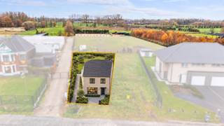 <p>Ben je op zoek naar een centraal, gelegen bouwgrond voor een nieuwbouw BEN-woning met zicht op velden op een toplocatie te Lokeren-Lochristi? Dan is deze bouwgrond zeker een bezoek waard.<br />De bouwgrond heeft een ideale ligging in de driehoek Gent-Antwerpen- Brussel en een grote grondoppervlakte van 659m². Er is geen bouwverplichting! Lot 2 is reeds verkocht.<br /> </p><hr /><p><br />NOTA: De 3D-foto's geven een illustratie van een mogelijke indeling en afwerking.</p><hr /><p><br />Extra's:<br />- Toplocatie met goede verbindingsmogelijkheden N70/E17/E34 (Gent-Antwerpen)<br />- Groot perceel grond (659m²)<br />- Zicht op velden<br />- Bouwen met inpandige garage mogelijk<br />- Mogelijkheid tot bouwen 15m diepte en 7m breedte</p><hr /><p><br />Interesse in wat deze residentiële bouwgrond te bieden heeft? Neem dan snel contact op via 09 310 77 07 of info@woonhoekvastgoed.be.</p>