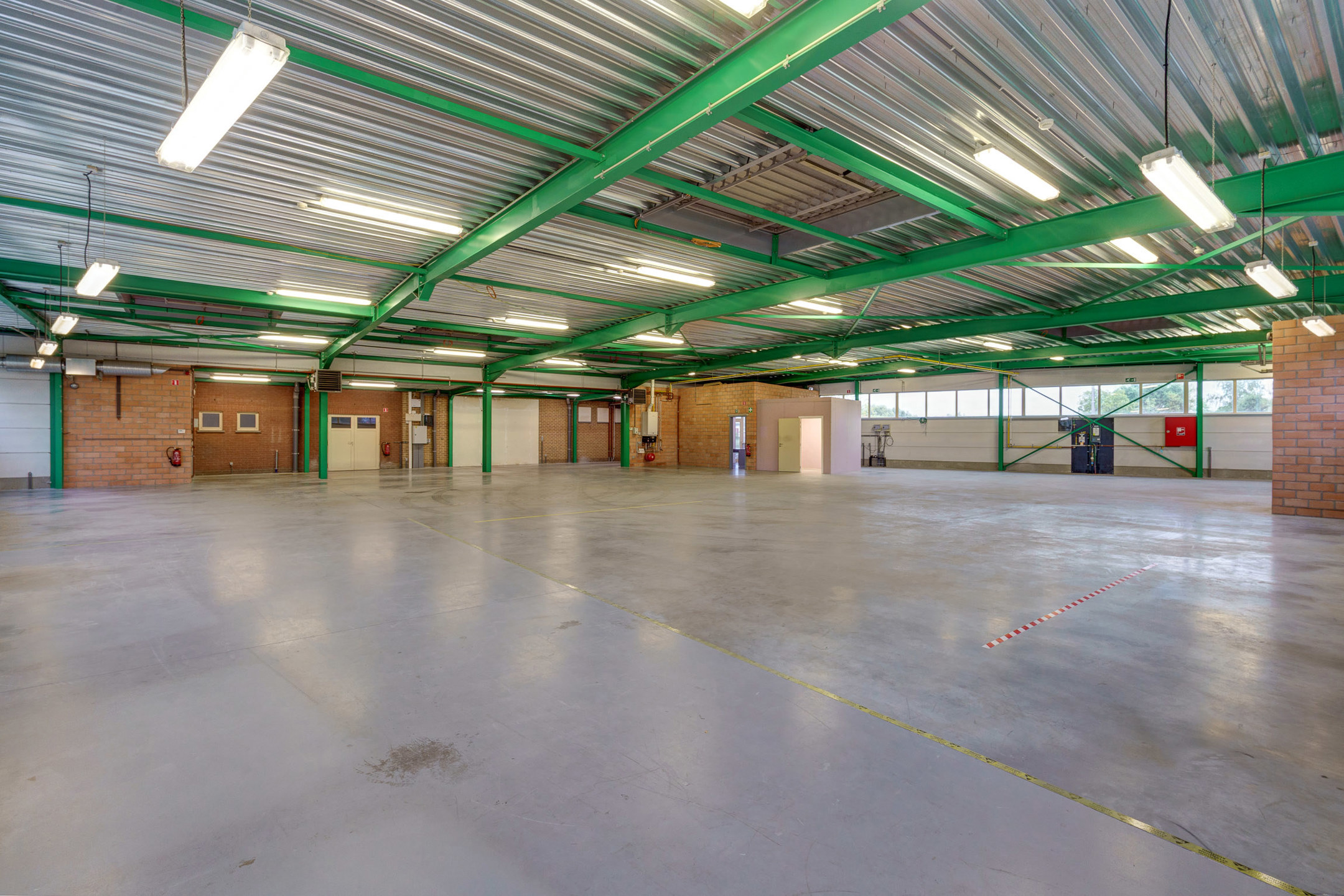 Magazijn met laadkade en bureel in Heist-op-den-Berg - foto 5