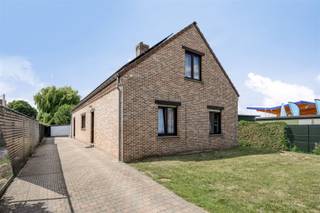 TE KOOP: Deels gerenoveerde, energiezuinige woning te Heusden-Zolder! Deze volledig vrijstaande woning is deels gerenoveerd en dankzij het EPC-label...