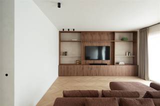 <p>In a rare prime location on the South Park is this exceptional new construction apartment (2024) of no less than 192 sqm. Fully furnished by H206, this residence exudes pure tranquility, elegance and timeless luxury.</p><p>Located in the real Antwerp South, on the iconic Gedempte Zuiderdokken and the new Zuidpark, you live here in peace and quiet, with the Scheldt and the city's best restaurants literally around the corner.</p><p>-    Stylish terrace: an intimate outdoor space, perfect for a coffee or evening glass<br />-    Prime location: quiet yet close to hotspots, shopping and connection to the city<br />-    2 bedrooms + possibility 3rd bedroom<br />-    Possibility to purchase car parking</p><p>The living space with impressive fenestration enjoys wonderful light and flows seamlessly into the beautiful terrace, where you enjoy evening sun,. The open living kitchen was finished with high quality materials and is the stylish heart of the apartment, perfect for those who love to live and receive on level.</p><p>Currently the apartment has 2 spacious bedrooms, including a luxurious master suite with dressing room and ensuite bathroom. In addition, there is easy possibility of creating a 3rd bedroom. A second bathroom provides additional comfort and privacy.</p><p>From the custom furniture to the high-quality materials - everything exudes understated elegance.</p><p>And parking in the city? No stress: There are 2 spacious car parking spaces available for purchase underground.</p><p>Plan your visit at www.sinjoor.be or call us for more information 03 283 05 00.<span><span></span></span></p>
