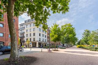 This spacious apartment of approximately 128 m² is located on the edge of the new Zuidpark and on the corner of Pourbusstraat and Vlaamsekaai.<br /><br />The new Zuidpark, the green lung of the Zuid district, and the recently redesigned Scheldt quays make the neighbourhood the perfect place to live in the city.<br /><br />The entrance hall is pleasantly spacious and offers room for built-in cloakroom cupboards. The spacious and bright living room with open kitchen overlooks the park through large windows at the front. Here you can enjoy the afternoon sun. The open layout, combined with high ceilings and large windows, creates a loft-like feeling.<br /><br />The open kitchen was completely renovated in 2023. Neutral colours were chosen and all appliances were neatly integrated. The kitchen is equipped with an induction hob, microwave oven, convection oven, dishwasher, refrigerator and freezer.<br /><br />The two full bedrooms are located at the quiet rear of the property. The master bedroom, which is very spacious with enough room for a metre-long wardrobe, is adjacent to the bathroom with shower, bath and washbasin. The second bedroom is ideal for use as a children's or guest room or home office. There is also room for a double bed here.<br /><br />Storage room with connections for washing machine and dryer. Separate guest toilet.<br /><br />Communal charges: 100 Euro per month. <br />All utilities (gas, water and electricity) are to be paid privately by the tenant.<br /><br />Available from April 15, 2026.