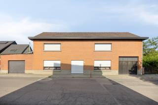 <p>Deze projectgrond in Huldenberg vormt een interessante ontwikkelingsmogelijkheid op een landelijke locatie tussen Waver en Leuven. Op het perceel staat momenteel een woning die bestemd is om te worden afgebroken, waardoor ruimte ontstaat voor een nieuwe residentiële invulling.</p><p>Voor het perceel werd reeds een voorontwerp met vier woonkavels voor halfopen bebouwing aan de gemeente voorgelegd. De gemeente heeft aangegeven dat deze configuratie in principe verder kan worden uitgewerkt, mits rekening wordt gehouden met enkele stedenbouwkundige voorwaarden en aanbevelingen. Daarbij werd onder meer feedback gegeven over de breedte en positionering van de toekomstige bouwzones en het behoud van bouwvrije zijstroken.</p><p>Deze voorafgaande feedback biedt een waardevol vertrekpunt voor de verdere ontwikkeling van het project. Er werd echter nog geen verkavelings- of omgevingsvergunning afgeleverd. De uiteindelijke indeling, bouwmogelijkheden en realisatie blijven afhankelijk van de opmaak en indiening van een volledig dossier en de formele beoordeling door de bevoegde instanties.</p><p>De landelijke omgeving is een belangrijke troef. De toekomstige woningen kunnen hier genieten van rust, groen en een aangenaam woonkarakter, zonder volledig afgelegen te liggen. De ligging is bijzonder geschikt voor gezinnen die landelijk willen wonen en toch vlot bereikbaar willen blijven.</p><p>Station Pécrot bevindt zich in de nabije omgeving en zorgt voor een goede verbinding met onder meer Waver en Leuven. Ook met de wagen zijn beide steden en de omliggende gemeenten vlot bereikbaar. Scholen, winkels en andere dagelijkse voorzieningen bevinden zich op bereikbare afstand.</p><p>Deze projectgrond in Huldenberg biedt dan ook een interessante basis voor de ontwikkeling van vier halfopen woningen op een goed verbonden, landelijke locatie. Neem contact op voor meer informatie over het voorontwerp en de beschikbare stedenbouwkundige feedback.</p>