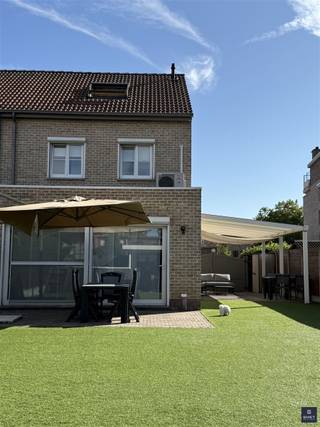 <p><span>RUIME HOB MET (MOG.) 5 SLPKS EN APARTE GARAGE </span></p><p><span> </span></p><p><span>Ben je op zoek naar een energiezuinige en goed gelegen gezinswoning in Hoboken? </span></p><p><span>Dan is deze charmante halfopen bebouwing met aparte garage achter de tuin zeker het ontdekken waard.</span></p><p><span> </span></p><p><span>De woning biedt verrassend veel ruimte en beschikt over maar liefst vijf mogelijke slaapkamers, ideaal voor een groot gezin, een combinatie van wonen en thuiswerken, of wie gewoon houdt van extra ruimte.</span></p><p><span> </span></p><p><span>Op het gelijkvloers geniet je van een lichtrijke leefruimte met open, fraaie en volledig uitgeruste keuken en uitzicht op de zonnige tuin met een ruim tuinhuis,</span><span> </span><span>waar het genieten is van het ingebouwde zwembad. </span></p><p><span>De eerste verdieping telt een grote slaapkamer met aparte dressing én een ruime bureauruimte. </span></p><p><span>De tweede verdieping is bereikbaar via een vaste trap en herbergt nog twee mooi afgewerkte kamers.</span></p><p><span> </span></p><p><span>Dankzij het gunstige EPC-label (B), de aanwezigheid van zonnepanelen met certificaten en een eigen laadpaal is deze woning ook helemaal toekomstgericht.</span></p><p><span> </span></p><p><span>Een instapklare woning op een rustige locatie, met veel troeven en aan een interessante prijs. Absoluut de moeite waard om te bezoeken!</span></p><p><span> </span></p><p><span> </span></p><p><span>Interesse ? Gelieve ons dan te contacteren op het nummer 03 775 41 88 of mail naar <span>kurt@vastgoed-smet.be</span></span><span> </span></p><p><span><span>www.vastgoed-smet.be</span></span></p><p><span> </span></p><p><span>“De verstrekte gegevens/informatie (zowel online als gedrukt) worden vrijblijvend verstrekt, enkel ter inlichting, zonder contractuele verbintenis of garantie van onzentwege en kunnen op ieder ogenblik gewijzigd worden”</span></p><p><span> </span></p>