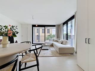 <p><span>Nieuwbouwappartement in residentie Kasteelvijver te Langemark.</span></p><p><span> </span></p><p><span>Dit appartement bevindt zich op de </span><span>eerste verdieping</span><span> en heeft een </span><span>bewoonbaar oppervlakte</span><span> van </span><span>69,63m²</span><span> en een </span><span>terras</span><span> van </span><span>8m²</span><span>.</span></p><p><span> </span></p><p><span>Indeling</span><span>: </span></p><p><span>inkomhal </span><span>met </span><span>apart toilet</span><span>, </span><span>open keuken</span><span>, voorzien van alle comfort met </span><span>leefruimte</span><span> die directe toegang biedt tot het prachtig </span><span>terras </span><span>omgeven door groen</span><span>.</span><span> </span></p><p><span>Aansluitend op de woonkamer is de ruime </span><span>slaapkamer</span><span> met </span><span>badkamer </span><span>voorzien van inloopdouche en lavabomeubel.</span></p><p><span> </span></p><p><span>Er is tevens een </span><span>kelderberging</span><span> bij te kopen, alsook mogelijkheid tot aankopen van </span><span>ondergrondse staanplaats.</span></p><p><span> </span></p><p><span>De </span><span>warmwaterproductie</span><span> en de </span><span>vloerverwarming</span><span> zal opgewekt worden door een bodem/water </span><span>warmtepomp met ingebouwde boiler.</span><span> De warmte wordt uit de grond gehaald via </span><span>geothermie.</span></p><p><span>Doorheen het appartement is er </span><span>ventilatiesysteem D </span><span>(mechanische toevoer en afvoer) voorzien.</span></p><p><span>Het appartement beschikt tevens over</span><span> zonnepanelen</span><span> (760Wp) wat het bovendien uiterst zuinig maakt!</span></p><p><span> </span></p><p><span> </span></p><p><span> </span></p><p><span> </span></p><p><span> </span></p>