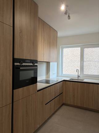 Op de gegeerde Lambrechtshoekenlaan kan je thuiskomen in dit smaakvol gerenoveerde appartement op de tweede verdieping van een kleinschalig gebouw...