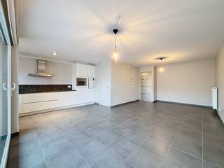 Ruim appartement (90m²) met twee ruime slaapkamers, terras en kelderberging gelegen op de eerste verdieping. Zeer energiezuinig, nabij het centrum...