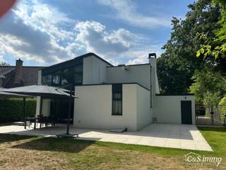 In een rustige, residentiële wijk op een prachtig zuidoostgericht perceel van maar liefst 1.033 m², vinden we deze stijlvolle en lichtrijke villa...