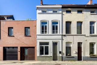 <p>Ontdek deze volledig gerenoveerde en instapklare woning, gelegen in de Kreeftstraat te Gent. De woning werd stijlvol afgewerkt met oog voor comfort, lichtinval en hedendaagse materialen.<br /><br />Op het gelijkvloers bevindt zich een aangename leefruimte met open keuken, voorzien van ingebouwde toestellen en een moderne afwerking. Aansluitend zijn er een praktische wasplaats, een apart toilet en een gezellige koer.<br /><br />Op de eerste verdieping vindt u een badkamer met lavabo, toilet en douche, evenals een ruime slaapkamer. De tweede verdieping beschikt over 2 ruime slaapkamers.<br /><br />De maandelijkse huurprijs bedraagt €1.200<br />EPC C: 227 kWh/m² jaar<br /><br />Bezoek mogelijk na afspraak met Ella Bossuyt van Center Office via 0492 50 88 18.</p>