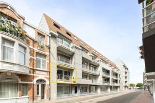 Instapklaar 2-slaapkamerappartement met twee zonneterrassen op topliggingOp een uitstekende locatie in de Gentstraat te Bredene, op wandelafstand van...