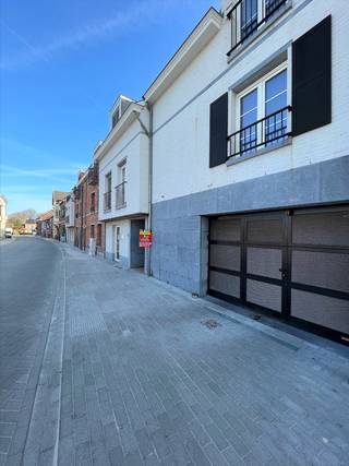 Deze ruime autostaanplaats bevindt zich op wandelafstand van de volledig vernieuwde Markt in Kasterlee.De inrit is volledig afgesloten met een...