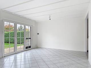 INDELINGInkomhal ca. 10 m² - kurkvloerLiving ca. 25 m² - wit gemarmerde tegelvloerKeuken ca. 9 m² - ecru kasten met een grijs granieten werkblad -...