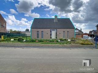 <p><span>Ruime en energiezuinige gezinswoning met 5 slaapkamers, veranda, volledige kelder en EPC-label A.</span></p><p><span>Op een aangename en vlot bereikbare ligging in Kortenaken ontdekt u deze bijzonder verzorgde en ruim ingedeelde gezinswoning, ideaal voor wie op zoek is naar comfort, kwaliteit en energiezuinig wonen. </span></p><p><span>De woning dateert oorspronkelijk uit het midden van de jaren 1990, maar werd doorheen de jaren met veel zorg en aandacht continu verbeterd en gemoderniseerd. </span></p><p><span>Het resultaat is een instapklare woning met een duurzame afwerking, hedendaags wooncomfort en een opvallend laag energieverbruik.</span></p><p><span>Binnen geniet u van een warme, praktische en lichtrijke leefomgeving. De woning beschikt over maar liefst 5 slaapkamers, waardoor ze uitermate geschikt is voor grote gezinnen, samengestelde gezinnen of wie extra ruimte wenst voor bureau, hobbykamer, dressing of logeerkamer. De indeling biedt flexibiliteit en comfort voor elke levensfase.</span></p><p><span>Een grote meerwaarde is de recente aanbouwveranda, die een aangename extra leefruimte vormt en het contact met de tuin versterkt. Hier geniet u het hele jaar door van licht, rust en zicht op het groen. De tuin is bovendien knap aangelegd en bewust niet te groot, waardoor u wel volop geniet van buitenruimte, maar zonder overdreven onderhoud. Ideaal voor wie houdt van comfort en gebruiksgemak.</span></p><p><span>De woning is bovendien volledig onderkelderd, wat een uitzonderlijke praktische troef is. Deze ruimte biedt tal van mogelijkheden: stockage, hobbyruimte, atelier, fitness, wijnkelder of extra technische/werkruimte. Voor gezinnen of zelfstandigen is dit een absolute meerwaarde.</span></p><p><span>Ook energetisch scoort deze eigendom bijzonder sterk. Met EPC-label A, zonnepanelen, airco’s en energiezuinige voorzieningen is deze woning klaar voor de toekomst. U geniet van een laag verbruik, aangenaam binnenklimaat en duurzame technieken die vandaag meer dan ooit het verschil maken. Daarbovenop zijn de elektrische installatie conform en is er geen asbest aanwezig, wat zorgt voor extra gemoedsrust bij aankoop.</span></p><p><span>De ligging biedt een uitstekende balans tussen rustig wonen en bereikbaarheid. U woont in een groene, residentiële omgeving, met goede verbindingen richting Tienen, Leuven en Brussel. Hierdoor is de woning bijzonder interessant voor pendelaars die na een drukke werkdag willen thuiskomen in een comfortabele en ruime thuis.</span></p><p><span>Deze woning onderscheidt zich door haar combinatie van ruimte, energiezuinigheid, onderhoudsgemak, kwalitatieve afwerking en praktische indeling. Een eigendom die perfect inspeelt op de noden van hedendaagse gezinnen en waar u zonder grote zorgen meteen kunt intrekken.</span></p><p><span> </span></p><p><span>Troeven in één oogopslag</span><span> </span></p><p><span>EPC-label A <br />Maar liefst 5 slaapkamers <br />Ideaal voor grote gezinnen of thuiswerkers <br />Recente aanbouwveranda<br />Volledig onderkelderd met garage en automatische poort</span></p><p><span>Zonnepanelen ( 18 panelen - 5 400 Wp ) en airco’s <br />Laag energieverbruik <br />Conforme elektrische installatie <br />Asbestveilig<br />Knappe, onderhoudsvriendelijke tuin <br />Kwaliteitsvolle en duurzame afwerking <br />Goede verbinding richting Tienen, Leuven en Brussel <br />Instapklaar en jarenlang zorgvuldig verbeterd </span></p><p><span> </span></p><p><span>Info of bezoek:  <br />Immo Diest – 013 31 25 22 – <span>info@immodiest.be</span></span><span>  <br />Jan Vanonckelen – 0498 52 64 52 – <span>jan.vanonckelen@immodiest.be</span></span></p><p><span> </span></p>