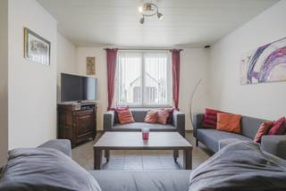 Wenst u te wonen in alle rust met ruimte &amp; vrij zicht? Heestertstraat 67 in Outrijve biedt het allemaal. Deze woning staat op een royaal perceel van 736 m².<br /><br />Indeling van de woning: Via de inkomhal bereikt u de sfeervolle woonkamer met zit- en eethoek. Aansluitend bevindt zich de semi-open keuken voorzien van alle nodige toestellen. Deze loopt door in een tweede, lichte ruimte met zicht op de prachtige tuin. Praktisch gemak is troef dankzij de doorgang naar de garage, de badkamer en de aparte wasruimte.<br /><br />Verdieping &amp; Zolder: Op de eerste verdieping vindt u twee ruime slaapkamers. Leuke extra is de authentieke houten vloer die dit verdiep kenmerkt. Een vaste trap leidt naar de grote zolderruimte, die perfect kan worden ingericht als extra slaapkamer(s) of hobbyruimte.<br /><br />Buitenleven &amp; Ontspanning: De diepe tuin is een paradijs voor rustzoekers. Geniet van het zonnetje op het terras of van het panoramische uitzicht over de velden. De tuin is voorzien diverse opslagruimtes en een kleine bar. En de fluitende vogels zijn er gratis bij!<br /><br /><br />Waarom net dit aanbod overwegen?<br /><br />-> kelder<br />-> zeer aangename tuin<br />-> rustige straat<br />-> 2 garages &amp; bergruimtes<br />-> zonnepanelen<br />-> zolder zelf in te richten<br />-> extra kamer(s) mogelijk<br />-> rolluiken<br /><br /><br />Interesse, bel 0499 89 30 45 of 0471 69 44 30<br />Attesten &amp; documenten: www.nestr.be