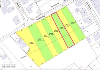 Bouwgrond van 989 m² voor halfopen bebouwing<br /><br />Deze bouwgrond bevindt zich in Herderen, een gezellige deelgemeente van Riemst. Van hieruit heb je een vlotte verbinding naar omliggende steden zoals Tongeren (7,5 km) en Maastricht (8 km). Ook scholen, buurtwinkels en het openbaar vervoer zijn op wandelafstand bereikbaar. Het oprittencomplex (afrit 32) naar de E313 ligt op 3,5 km. De doodlopende straat zorgt tot slot voor een extra kindvriendelijke en rustige omgeving.<br /><br />Een extra pluspunt is de zuidelijke oriëntatie van de bouwgrond. Bovendien kan het zicht naar het zuiden niet worden geblokkeerd.<br /><br />De grond bestaat uit 623 m² bouwgrond + 366 m² achterliggende grond.<br /><br />De bouwvoorschriften zijn als volgt:<br /><br />Bouwdiepte:<br />- Gelijkvloers: maximaal 17,00 m zoals aangeduid op het verkavelingsplan inclusief de gelijkvloerse uitbreidingszone.<br />- Verdieping: maximaal 12,00m.<br /><br />Interesse? Laat het ons weten via 089 390 990 of info@immofair.be!