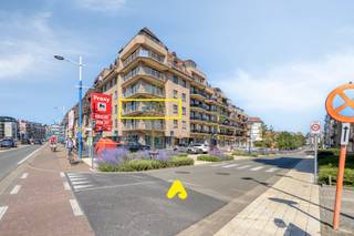 Ontdek dit prachtige, ruime woonappartement in Residentie Adonis, gelegen in het centrum van Koksijde en op 250m van het strand.<br /><br />Het appartement omvat een inkomhal met een apart toilet. De lichtrijke en ruime leefruimte biedt mooie zichten. Dankzij de ideale oriëntatie geniet u de hele dag van een optimale zoninval.<br /><br />Het appartement beschikt over 3 ruime, volwaardige slaapkamers. Een stijlvolle badkamer met inloopdouche en lavabomeubel.<br /><br />Daarnaast zijn er twee aangename terrassen: één waar u volop kunt genieten van de ochtendzon en een tweede ruime zonneterras, ideaal om gezellig te ontspannen of vrienden en familie te ontvangen.<br /><br />Op de ondergrondse verdieping bevindt zich een ruime privatieve kelderberging, gunstig gelegen vlakbij de lift.<br /><br />Daarnaast is er de mogelijkheid om een ruime garage aan te kopen en beschikt de residentie over een gemeenschappelijke fietsenberging.<br /><br />Een ideale vaste woonst of tweede verblijf voor wie op zoek is naar ruimte, comfort en een topligging in het hart van Koksijde.