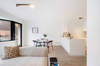 Dit appartement is gelegen nabij de Zeedijk, het strand en de winkels.<br />Ideaal als investering, startersappartement of tweede verblijf aan zee.<br /><br />Dit volledig vernieuwd appartement (zowel privatief als gemeenschappelijk) heeft volgende indeling:<br />Inkomhal, lichtrijke leefruimte, modern ingerichte keuken, 2 slaapkamers, een badkamer en een privatieve kelderberging.<br /><br />Extra troeven: Vloerverwarming, warmtepomp en zonnepanelen (lage energiekosten).<br />LABEL A - vernieuwbouw, volledig vernieuwd appartement en appartemensgebouw.<br />Fiscaal voordeel: Verkoop onder registratierechten (geen BTW).<br />Uitstekend huurpotentieel. <br /><br />Info en bezoek bel Andries De Leyn 0472 53 66 09