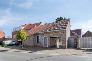 <p>Deze charmante en praktische woning, gelegen aan de Ouden Dendermondse Steenweg in Aalst, biedt een bijzondere combinatie van historische charme en moderne leefruimte. Gebouwd in 1850 en in 2001 gerenoveerd, straalt het huis een warme sfeer uit waar je je meteen thuis zult voelen.<br /><br />Met een bewoonbare oppervlakte van 177 m² en een perceel van 360 m² is er voldoende ruimte om zowel te ontspannen als te genieten van het gezinsleven. De indeling omvat op het gelijkvloers een inkomhal, woonkamer, eetkamer, keuken, berging/wasruimte, een eerste badkamer en een garage. Het aangelegd ruim en zonnig terras zorgt er voor dat je heel het jaar door in volle privacy kan genieten van je woning en de gezellige binnentuin. Via de garage kan je ook doorrijden op het terras en het achtergelegen atelier bereiken. Dit atelier bevat twee verdiepingen (in totaal 80m² nuttige oppervlakte) en is voorzien van afvoer, water en elektriciteit. Ideaal als werkplaats, mancave, hobbyruimte,...<br /><br />In de hoofdwoning zijn er twee ruime slaapkamers, een tweede badkamer met bad, douche, toilet en wastafel en een bureau, waardoor deze woning ideaal is voor zowel starters als gezinnen.<br /> </p>
<ul>
<li>elektriciteit conform</li>
<li>gunstig epc</li>
<li>asbestveilig</li>
<li>zonnepanelen</li>
<li>parkeerruimte en potentieel</li>
</ul>
<p><br />Neem contact met ons op voor meer informatie of om een bezichtiging in te plannen; wij helpen je graag verder om deze unieke woning te ontdekken.<br /><br />De opgegeven prijs is een richtprijs. Alle biedingen worden overgemaakt aan de eigenaars die er vrij over beslissen.</p>