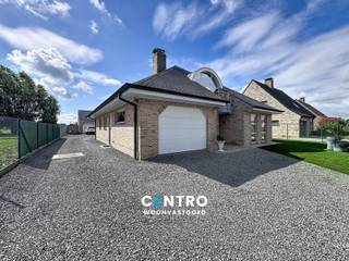 Ruime, onmiddellijk instapklare gezinswoning op 943m² grond met 4 slaapkamers, bureel, inpandige garage + dubbele garage én ZUIDgerichte tuin te Maldegem! Gelijkvloers wonen mogelijk!<br /><br /><strong>INDELING:</strong><br /><u><em><strong>Gelijkvloers:</strong></em></u><br />Royale inkomhal - lichtrijke living (met open haard) - volledig geïnstalleerde open keuken (O.a. met fornuis, dampkap, dubbele spoelbak, heteluchtoven, frigo en vaatwasmachine) - handige wasplaats - ruim en lichtrijk bureel (of extra slaapkamer) - ruime slaapkamer met aansluitende badkamer (O.a. met lavabomeubel, hangtoilet, ligbad én douche) - afzonderlijk gastentoilet (met lavabo) - inpandige garage (met automatische sectionale poort) - ruime oprit - ruim bijgebouw (Dubbele garagebox met automatische sectionale poort met smeerput + zolderruimte) - onderhoudsvriendelijke tuin met visvijver, ZUIDgericht terras én gemetste BBQ!<br /><br /><u><em><strong>Eerste verdieping:</strong></em></u><br />Nachthal - 2 RUIME slaapkamers - 2 extra ruimtes die perfect kunnen omgevormd worden tot extra slaapkamer/extra badkamer.<br /><br /><u><strong>Opmerkingen:</strong></u><br /><span><span><span><span><span><span><span><span><span><span><span><span><span><span><span>- Onmiddellijk instapklaar.<br />- Centraal stofzuigsysteem aanwezig.<br />- Afgewerkt met KWALITATIEVE materialen.</span></span></span></span></span></span></span></span></span></span></span></span></span></span></span><br /><span><span><span><span><span><span><span><span><span><span><span><span><span><span><span>- </span></span></span></span></span></span></span></span></span></span></span></span></span></span></span><span><span><span><span><span><span><span><span><span><span><span><span><span><span><span>Slaapkamer, badkamer en bureel op het gelijkvloers.<br />- </span></span></span></span></span></span></span></span></span></span></span></span></span></span></span><span><span><span><span><span><span><span><span><span><span><span><span><span><span><span>Inpandige garage + extra dubbele garage</span></span></span></span></span></span></span></span></span></span></span></span></span></span></span><br /><br />Deze eigendom blinkt uit in ruimte en veelzijdigheid. De ruime leefvertrekken, talrijke bergruimtes, bureauruimte + extra dubbele garage creëren een woonomgeving waar comfort, werk en hobby's perfect samengaan. <span><span><span><span><span><span><span><span><span><span><span><span><span><span>Zo is er voldoende plaats voor elk gezinslid, hobby’s of een thuiswerkplek. Buiten geniet je van een </span><span>perceel van 943 m²</span><span>, waar rust, privacy en ruimte centraal staan. Naast de inpandige garage is er bovendien een afzonderlijke dubbele garage, ideaal voor meerdere wagens, een hobbyruimte of extra opslag. Zeer geschikte woning voor grote gezinnen en/of mensen met een zelfstandig (bij)beroep! Aarzel zeker niet om ons te contacteren voor een bezoek ter plaatse: 050/70.01.02 - info@centro.be.</span></span></span></span></span></span></span></span></span></span></span></span></span></span>