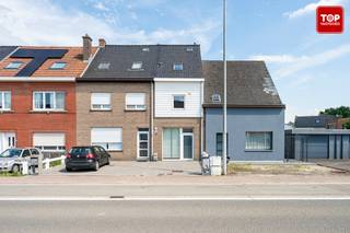<p>Deze instapklare gezinswoning biedt een mooie combinatie van comfort, licht en een gunstige ligging. <br /><br />De woning werd in 2015 gerenoveerd en is zorgvuldig onderhouden, waardoor u zonder zorgen uw intrek kunt nemen.</p>
<p>De leefruimte geniet van een aangename lichtinval dankzij de grote raampartijen en sluit aan op de praktische keuken. <br /><br />Achteraan bevindt zich de volledig zuidgerichte tuin, waar u de hele dag van de zon kunt genieten. <br /><br />Als extra troef kijkt de tuin uit op de achterliggende velden, wat zorgt voor een open en groen uitzicht.</p>
<p>Op de verdieping bevinden zich drie volwaardige slaapkamers en een verzorgde badkamer, uitgerust met zowel een ligbad als een aparte douche. <br /><br />Met een gunstig EPC-label B bent u bovendien verzekerd van een energiezuinige woning met een aangenaam wooncomfort.</p>
<p>De woning is gunstig gelegen, op korte afstand van scholen, winkels en andere dagelijkse voorzieningen. <br /><br />Ook de belangrijkste invalswegen zijn vlot bereikbaar, wat zorgt voor een uitstekende verbinding.</p>
<p>Kortom, een energiezuinige en instapklare woning met drie slaapkamers, een zonnige zuidgerichte tuin met open uitzicht op de velden.<br /><br />Bel Top Vastgoed voor een bezoek op 0475 700 700</p>