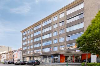 <p>Situé à quelques pas du centre de Malines et à proximité immédiate des grands axes, cet appartement combine accessibilité et confort de vie urbaine. Avec deux chambres, un séjour lumineux et une petite terrasse, il constitue la base idéale pour créer un chez-soi à votre image.</p>
<p>Le séjour spacieux profite d’une belle luminosité grâce à ses grandes fenêtres et forme le cœur de l’appartement. Attenante, la cuisine est à rénover, vous laissant toute liberté pour l’aménager selon vos envies. L’appartement offre également deux chambres, dont une avec accès direct à une petite terrasse agréable. Une salle de bain et des toilettes séparées complètent l’ensemble.</p>
<p>L’emplacement allie calme et praticité : commerces, restaurants et transports en commun sont accessibles à pied, tandis que les autoroutes et villes voisines sont rapidement rejoignables.</p>
<p>Si vous recherchez un appartement avec potentiel au cœur de Malines, cette adresse mérite toute votre attention.</p>