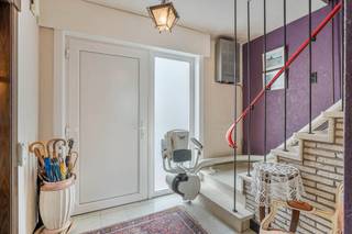 Bent u op zoek naar een vrijstaande woning met voldoende ruimte, een mooie tuin en een centrale ligging? Dan is deze open bebouwing in...